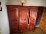 une chambre avec un lit et une armoire à l'intérieur