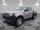 une photo d'un pick-up argenté garé dans un garage
