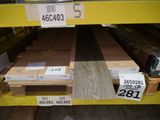 de nombreuses caisses en bois sur les étagères du magasin