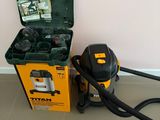 un aspirateur posé sur le sol à côté d'une boîte