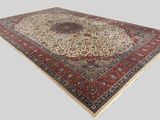 un gros plan d'un tapis oriental sur fond gris