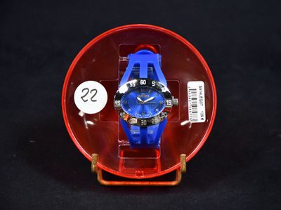 une montre bleue dans un écrin rouge sur fond noir