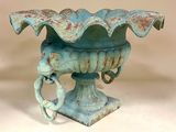 un vase bleu muni d'une anse, posé sur une table