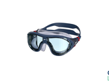une paire de lunettes de protection posée sur une surface blanche
