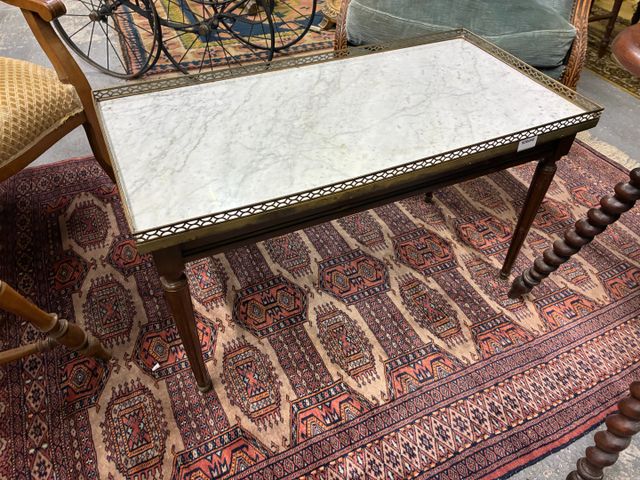 Table basse de style Louis XVI, plateau marbre blanc veiné gris c