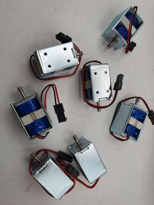 tout un tas d'appareils électroniques de toutes sortes sur la table