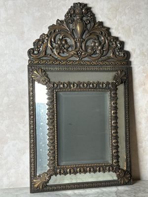 un miroir posé sur une table