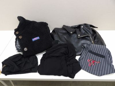 un tas de vêtements et un chapeau posés sur une table