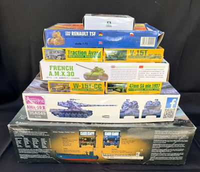 une pile de maquettes de chars de différents modèles empilées les unes sur les autres
