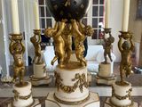 une horloge posée sur une table