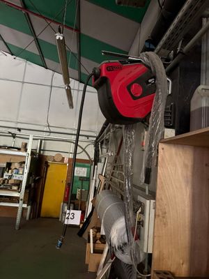 une photo d'une machine rouge et noire dans un entrepôt