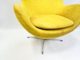 une image représentant une chaise jaune sur laquelle est posé un coussin jaune