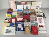 beaucoup de livres sur la table