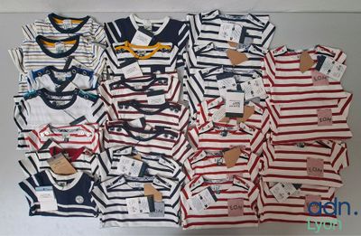 beaucoup de vêtements de bébé posés sur une table