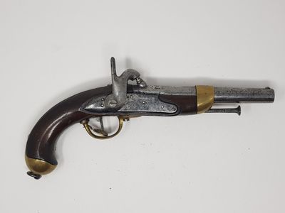 un vieux fusil exposé sur une table