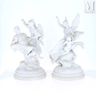 paire de figurines d'anges en porcelaine blanche sur un socle
