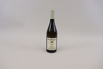 une photo d'une bouteille de vin sur fond blanc