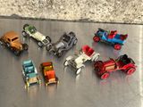 un grand nombre de petites voitures posées sur une table