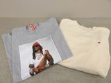 deux t-shirts sur lesquels figure l'image d'un homme portant un bandana rouge