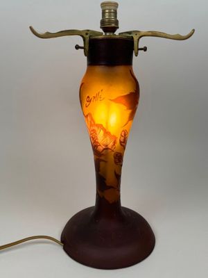 l'image d'une lampe posée sur une table