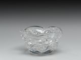un vase en verre transparent orné d'un motif en spirale