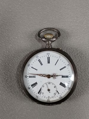une montre de poche en argent avec des chiffres romains
