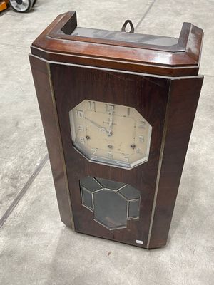 une horloge en bois posée par terre