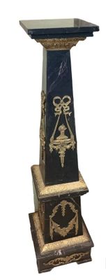 Paire de colonnes stylisant des obélisques, en marbre noir v…