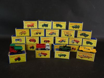 un grand nombre de camions jouets posés sur une table