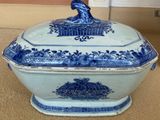 un vieux plat « tureeny » bleu et blanc orné d'un oiseau sur le dessus