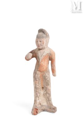 une vieille figurine représentant une femme tenant un bébé dans ses bras