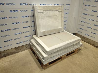 une pile de matelas posée sur une palette dans une pièce