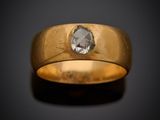 gros plan d'une bague en or avec un diamant blanc