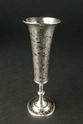 un vase ancien en argent orné d'un motif floral