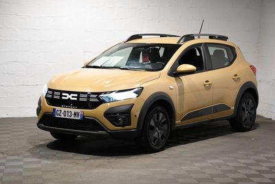 La voiture jaune est garée dans une pièce au sol en damier.