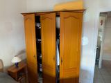 une chambre avec un lit et une armoire à l'intérieur