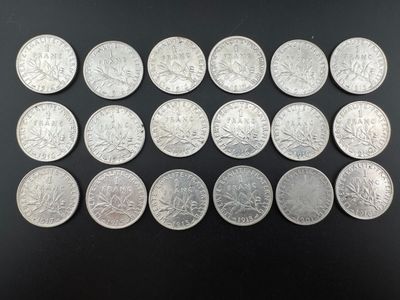 un tas de pièces d'argent posées sur une surface noire