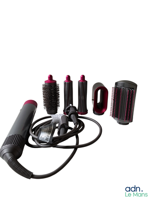 un sèche-cheveux, une brosse, un peigne et d'autres objets sur fond blanc