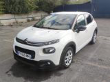 la petite voiture blanche est garée dans le parking