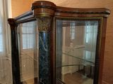 une vitrine en verre avec une horloge à l'intérieur