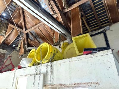 un plafond sur lequel sont posés plusieurs bacs jaunes