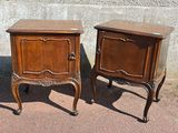 deux tables de chevet posées l'une à côté de l'autre sur un trottoir