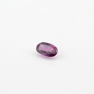 une tourmaline rose posée sur un fond blanc