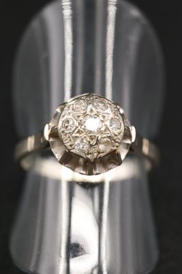 un gros plan d'une bague en argent sertie d'un diamant