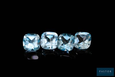 un ensemble de trois pierres précieuses de topaze bleue sur un fond noir