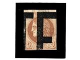 un timbre noir et orange sur lequel figure la lettre « f »