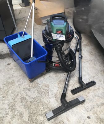 un seau bleu et un seau bleu équipé d'un aspirateur