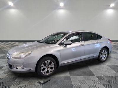 la voiture argentée est garée dans le garage sur le sol en damier