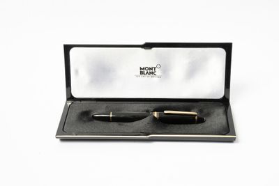 un stylo noir dans une boîte noire sur fond blanc