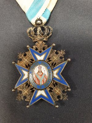 une médaille bleue et blanche ornée d'une étoile dorée